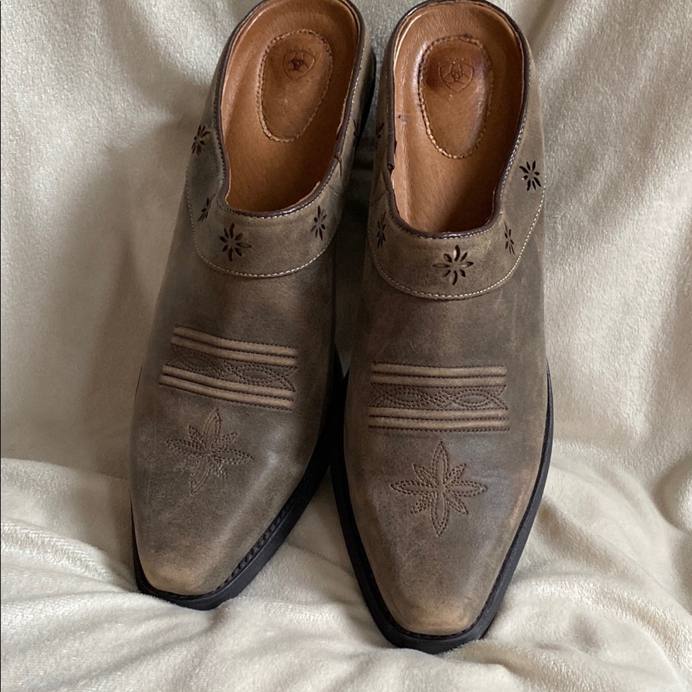 Women’s distressed taupe Brown Leather Western Shoes 10B runs long